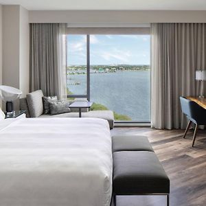 Expansive Guest room 1 King Bay view